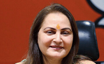 एक्ट्रेस जया प्रदा को चेन्नई की एक अदालत ने 6 महीने की जेल की सजा सुनाई है। इसके साथ ही 5000 का जुर्माना भी.