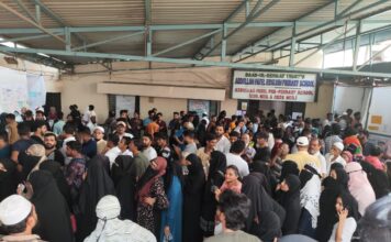 महाराष्ट्र के मुंबई के कई अल्पसंख्यक बहू मुस्लिम क्षेत्र से मतदान केंद्र में धीमी गति से चल रही वोटिंग प्रक्रिया के कारण घंटों भीषण गर्मी में जनता हुई परेशान,